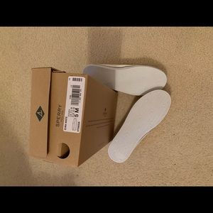 Woman’s Sperry Zuma White dock sneakers.